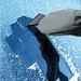 Eiskratzer mit Handschuh, dunkelgrau